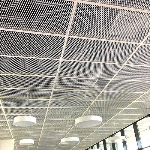 foto's van aluminium strekgaas plafondinstallatie